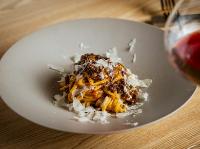 和牛100％のボロネーゼとポルチーニの旨みが後を引く『ボロネーゼ 燻製パルミジャーノ 手打ちキタッラ』