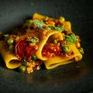 ミンチ状にした明石の真蛸とイタリアのグリーンピースである柔らかくジューシーなピゼッリを主役にした一皿。南イタリアのショートパスタであるパッケリとサフランソースの相性もさすが。※旬や入荷状況により提供可