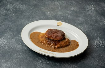 手間ひまかけた絶品ハンバーグとカレーとのハーモニーを堪能『ハンバーグステーキカレー』