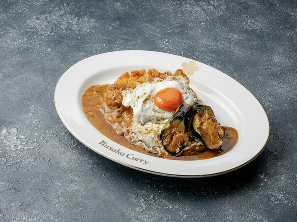 サク、とろ、じゅわ。順番にやってくる幸せ『国産ポークカツ目玉焼　揚げとろ茄子ハーフカレー』