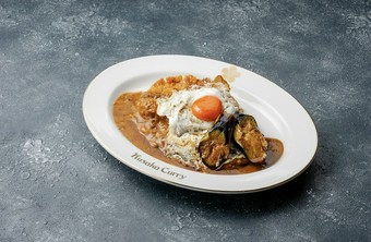 サク、とろ、じゅわ。順番にやってくる幸せ『国産ポークカツ目玉焼　揚げとろ茄子ハーフカレー』