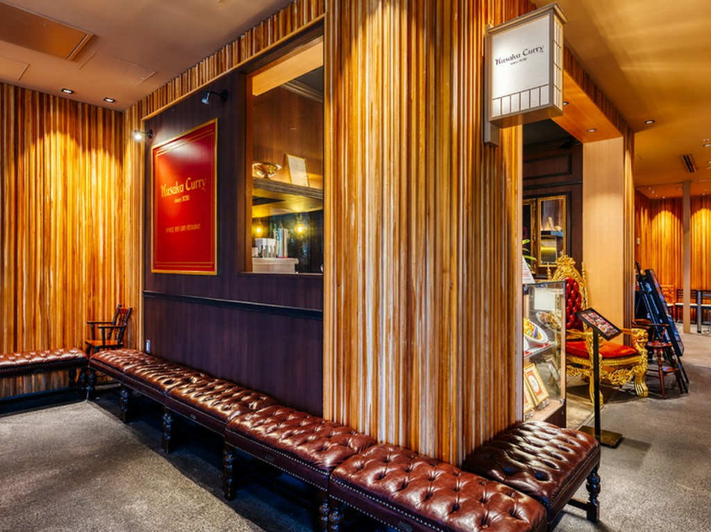 真っ赤なコックスーツで織りなす非日常的な空間