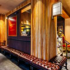 真っ赤なコックスーツで織りなす非日常的な空間