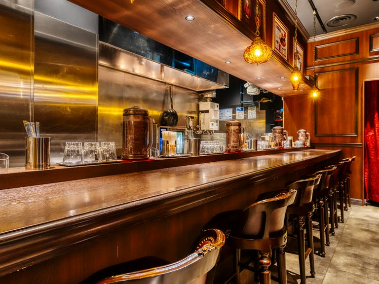 重厚な空間とライブ調理で、いつものカレーが格別に