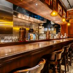 重厚な空間とライブ調理で、いつものカレーが格別に