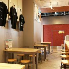 オシャレな寛ぎ空間で、もつ煮込みなどの大衆居酒屋料理を満喫