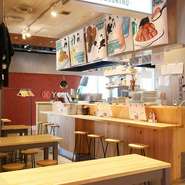 女性も気兼ねなく過ごせる雰囲気がうれしいお店。野菜肉巻きやもつ煮込み、北海道ならではのラム肉のロールキャベツなど、こだわりの逸品料理を楽しむことができます。豆乳抹茶割りなどドリンクも充実！
