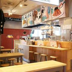 カウンター席は7席。女性が一人でも気がねなく寛げる雰囲気