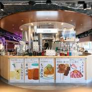 温もりのある木のテーブルとイスが並ぶ、明るく居心地の良い店内。デートはもちろん飲み会、女子会、宴会などにも幅広く対応。心温まるひとときをきっと過ごせるはず。


