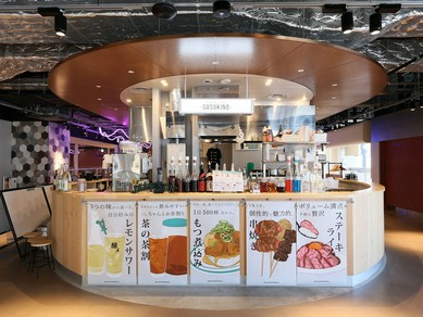 木の温もりが心地よい空間で、肩ひじ張らない時間を