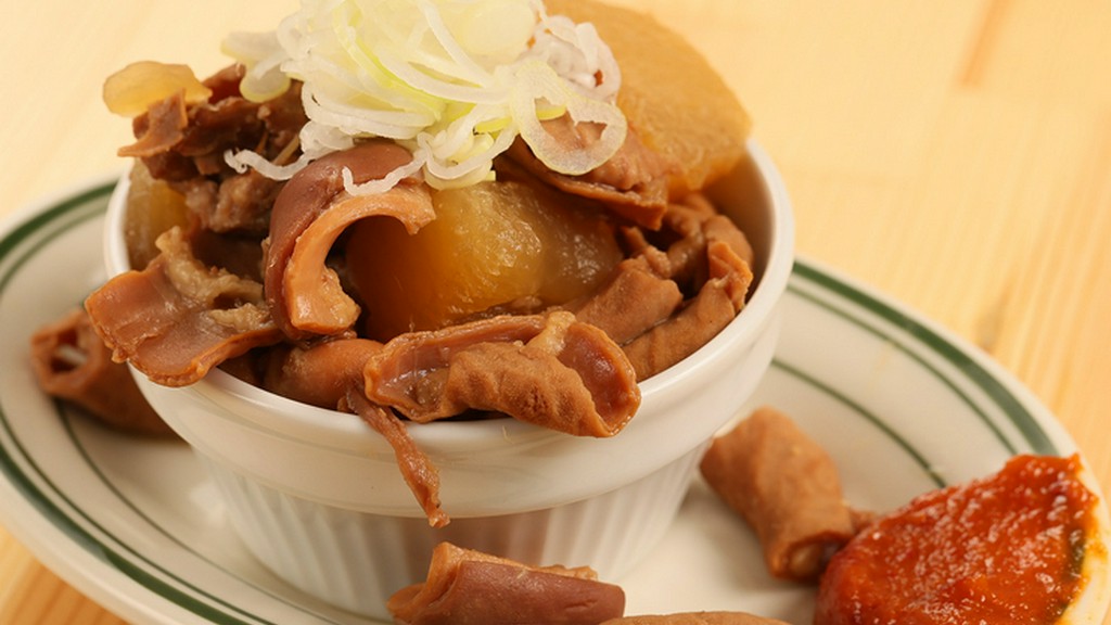 一日500杯！やわらかで濃厚な旨みの『豚もつ煮込み』