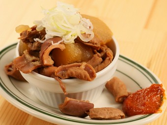 一日500杯！やわらかで濃厚な旨みの『豚もつ煮込み』