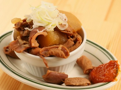 一日500杯！やわらかで濃厚な旨みの『豚もつ煮込み』