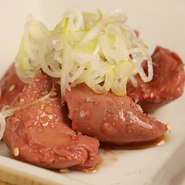新鮮な鶏のレバーをトロトロクリーミーに低温調理しました。とろける味わいをぜひ楽しんで。