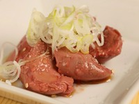 新鮮な鶏のレバーをトロトロクリーミーに低温調理しました。とろける味わいをぜひ楽しんで。
