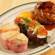 串焼きメニューには、自家製タレと卵黄が絶妙に絡む『月見つくね』や、可愛い三角の『カマンベールベーコン』など、見た目も楽しめる多彩な逸品が用意されています。食欲をそそるうれしいラインナップ。
