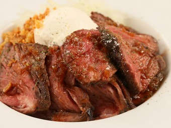 低温調理でやわらかジューシー！『ステーキライス』