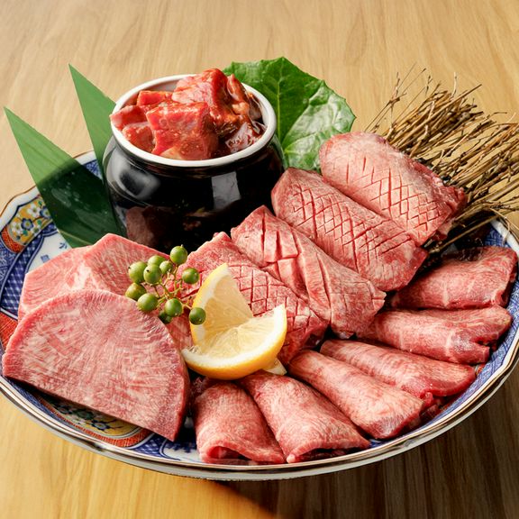 『牛タンの5種盛り』人気No.1！希少タンの花咲牛タンを含むさまざまな厚さの牛タンを食べ放題で。