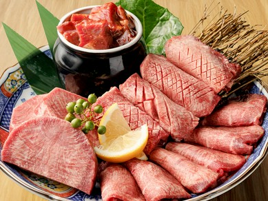 『牛タンの5種盛り』人気No.1！希少タンの花咲牛タンを含むさまざまな厚さの牛タンを食べ放題で。