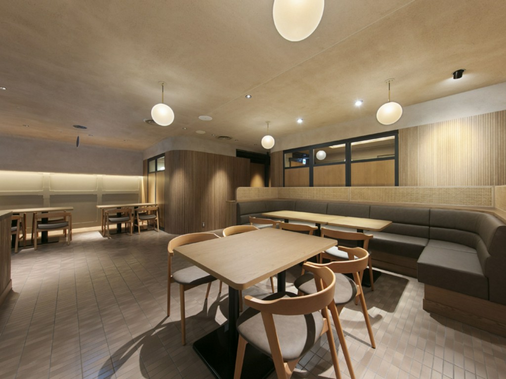 テーブル席やソファー席も