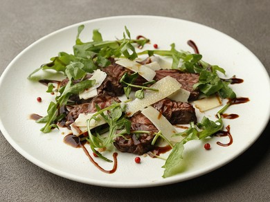 牛ハラミ肉のタリアータ 熟成バルサミコソース