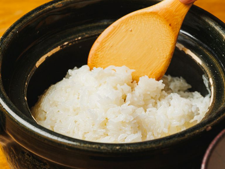 蓋を開けると湯気といい香り。お米のおいしさを余すところなく引き出した『土鍋炊き白ご飯』