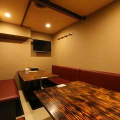 ゆったり座れるソファー席で、食事と会話を存分に満喫