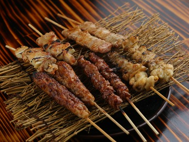 炭火の香りが食欲をそそる『焼鳥盛り合わせ』