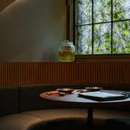 ミシュランビブグルマン店で腕を振るってきたシェフの技に、ソムリエセレクトのワインや紹興酒などのお酒も厳選。プライベートな半個室席もあり、大切なゲストを迎えての食事にも頼もしいお店です。