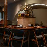 店内にはテーブル席やカウンター席に加えて、半個室風の席も完備。公私問わずさまざまなシチュエーションに対応可能。普段使いのデートから、記念日など大切な日での来店もおすすめです。