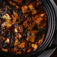 2種の豆板醤を使用し、伝統に忠実に作り上げた四川式麻婆豆腐。しっかりと辛く痺れる刺激的な味わいで、ご飯との相性も抜群です。