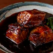 厳選された国産豚バラ肉を丸一日かけてしっかりと煮込むことで柔らかな食感に。カリッと揚げ、黒酢で仕立てた酢豚は肉料理でも特に人気の高い逸品です。