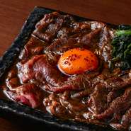 お店名物の『口水牛肉（よだれ牛肉）』を1人前のお茶碗サイズで提供。丁寧に火入れした国産和牛を甘辛ソースと濃厚な卵で楽しめます。

※写真は『口水牛肉（よだれ牛肉）』単品イメージ。