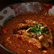 名店で活躍したシェフの技が光る『口水鶏（よだれ鶏）』。じっくりと低温調理した国産鶏を、自家製ラー油を効かせた甘辛ダレと味わう逸品。ランチ・ディナー問わず人気の高い、お店の定番メニューです。