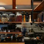 料理はもちろん、古民家をリノベーションしたオシャレな空間、息の合ったスタッフの明るい接客もお店の魅力。“吉祥寺で中華を食べるのならシネンシス！”とゲストに親しまれるお店作りに日々取り組んでいます。