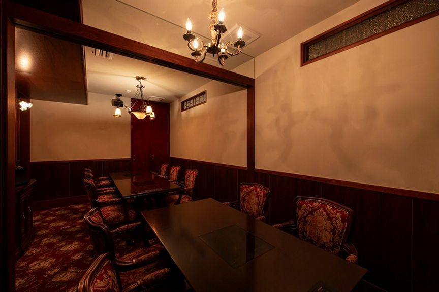 深まる会話と料理の妙が交差する、特別な夜の舞台