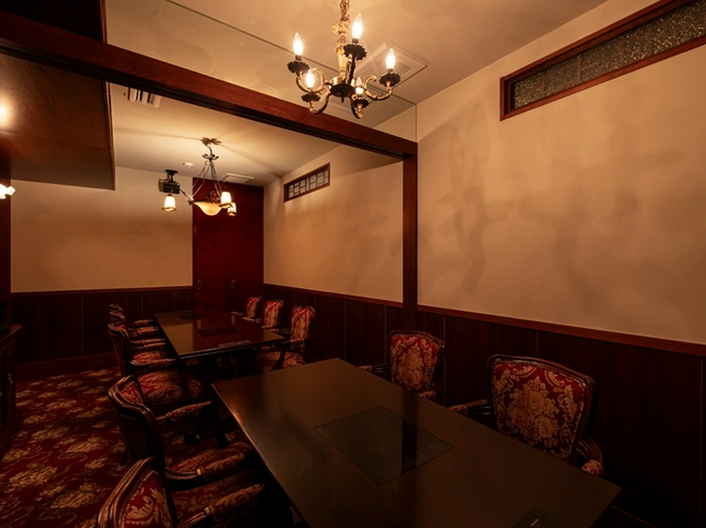 深まる会話と料理の妙が交差する、特別な夜の舞台