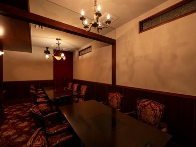 深まる会話と料理の妙が交差する、特別な夜の舞台