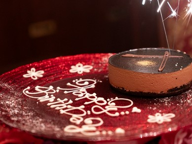 特製デザートプレートで祝福。記念日、誕生日のお祝いに