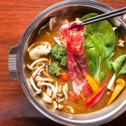 辛さ、甘さ、酸味の絶妙なバランスが、口の中で豊かに広がる『カレースープ鍋』