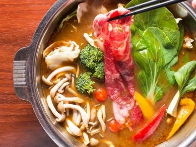 辛さ、甘さ、酸味の絶妙なバランスが、口の中で豊かに広がる『カレースープ鍋』