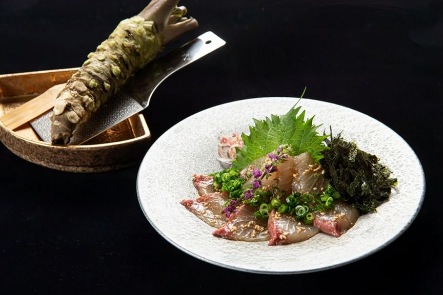 一口で広がる旨みと香り、博多名物『ごまカンパチ』