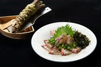 味付けには九州の甘めの醤油を使用し、香り高い長野県産の本わさびが味を引き締めます。お酒のおともにもピッタリ。素材の良さが際立つ、上質な一皿です。