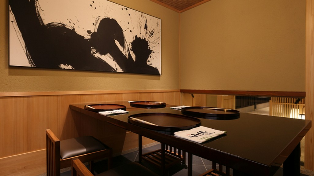 銀座という立地にふさわしい、洗練された和モダンな空間