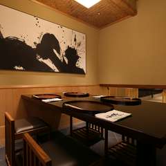 銀座という立地にふさわしい、洗練された和モダンな空間