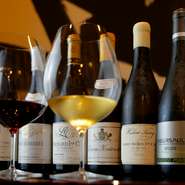 料理との相性を意識してワインや日本酒も厳選しています。特にワインはソムリエが選ぶシャンパーニュとブルゴーニュを主体に、常時40種類以上の銘柄を取り揃え。記念日や接待にふさわしい豊富なラインナップです。
