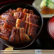 ご飯の中にも鰻を敷き詰めた贅沢な二段重。一口ごとに香ばしさとふわりとした鰻の旨みが広がる至福の味わいです。見た目のインパクトも含め、食べ進めるたびに高揚感が増していくような記憶に残る逸品となるはず。