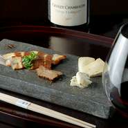 鰻を燻製に仕上げ、チーズと合わせた斬新な一皿。濃厚な香りと旨みがワインや日本酒とも相性抜群な【銀座うなぎノ宮宇】ならではの人気の創作料理。