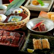 白焼き、うざく、揚げ物、蒲焼など、鰻の魅力を多彩な調理法で味わえる会席です。珍しい一品料理も織り込まれ、鰻の食べ比べを存分に堪能できます。記念日や接待にも最適。
