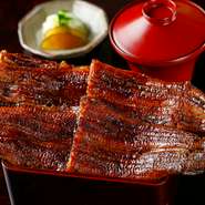 一色や静岡産、国産の大きめな「新仔うなぎ」の牝うなぎを中心に入荷。さばきたての活き鰻を名古屋地焼きで焼き上げます。70年受け継いできた秘伝のタレも自慢の味わいです。